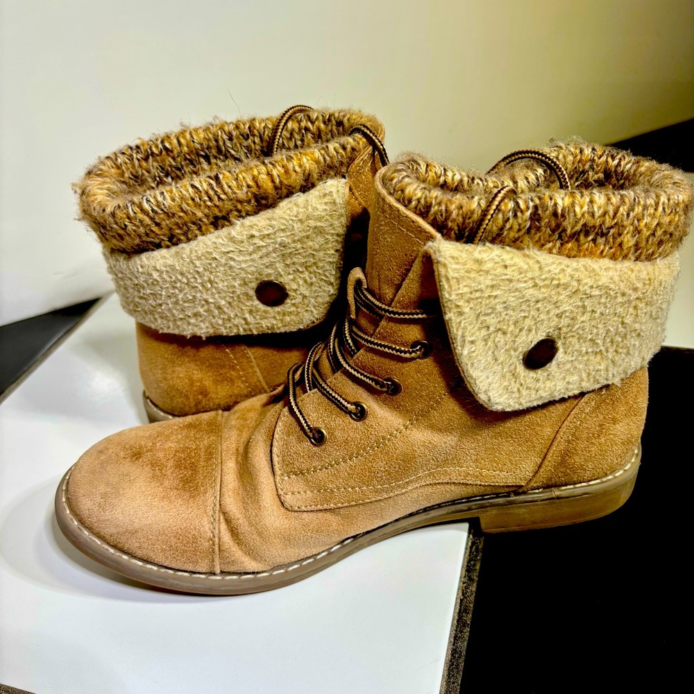 Cliffs by White Mountain, women’s Duena boots, sz 9.5M, tan suede faux fur